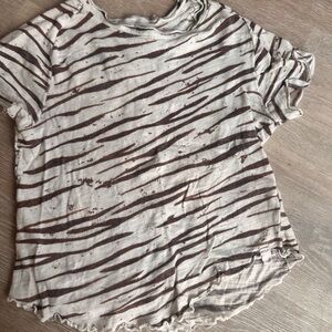 Free People! Super cute + comfy light weight short sleeve top (XS) (ANIMALPRINT)